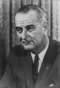 Lyndon_B._Johnson_-_Official_White_House_Portrait-200w